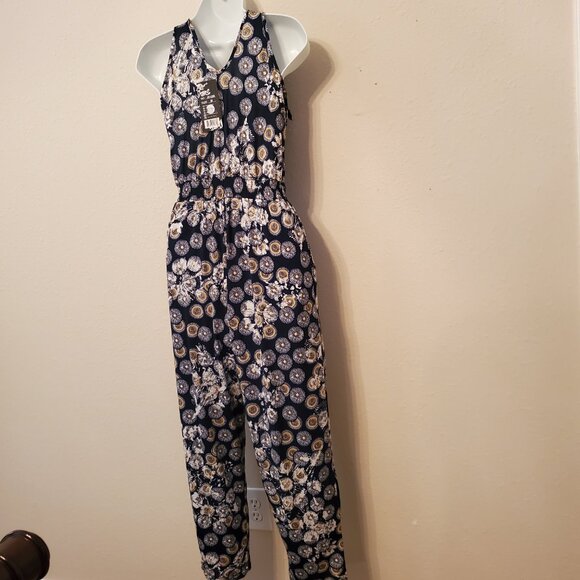Jumpsuit Light weight, shoulder adjustable strap 65% Silk 35% polyester Size M. - Picture 8 of 13